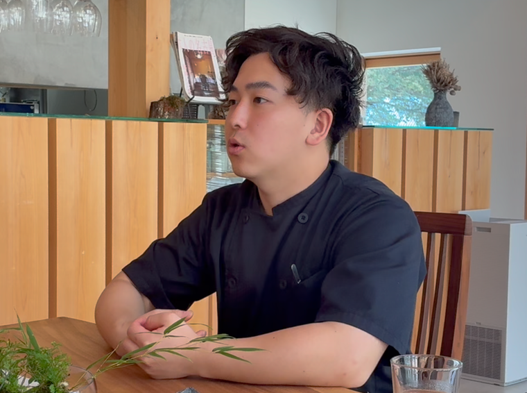 インタビューを受ける鎌田さん