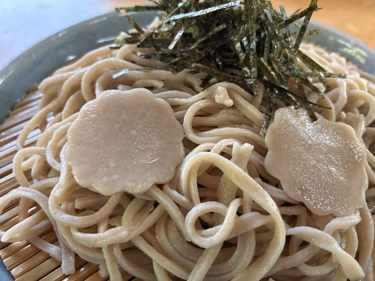 花型に型抜きされたそば