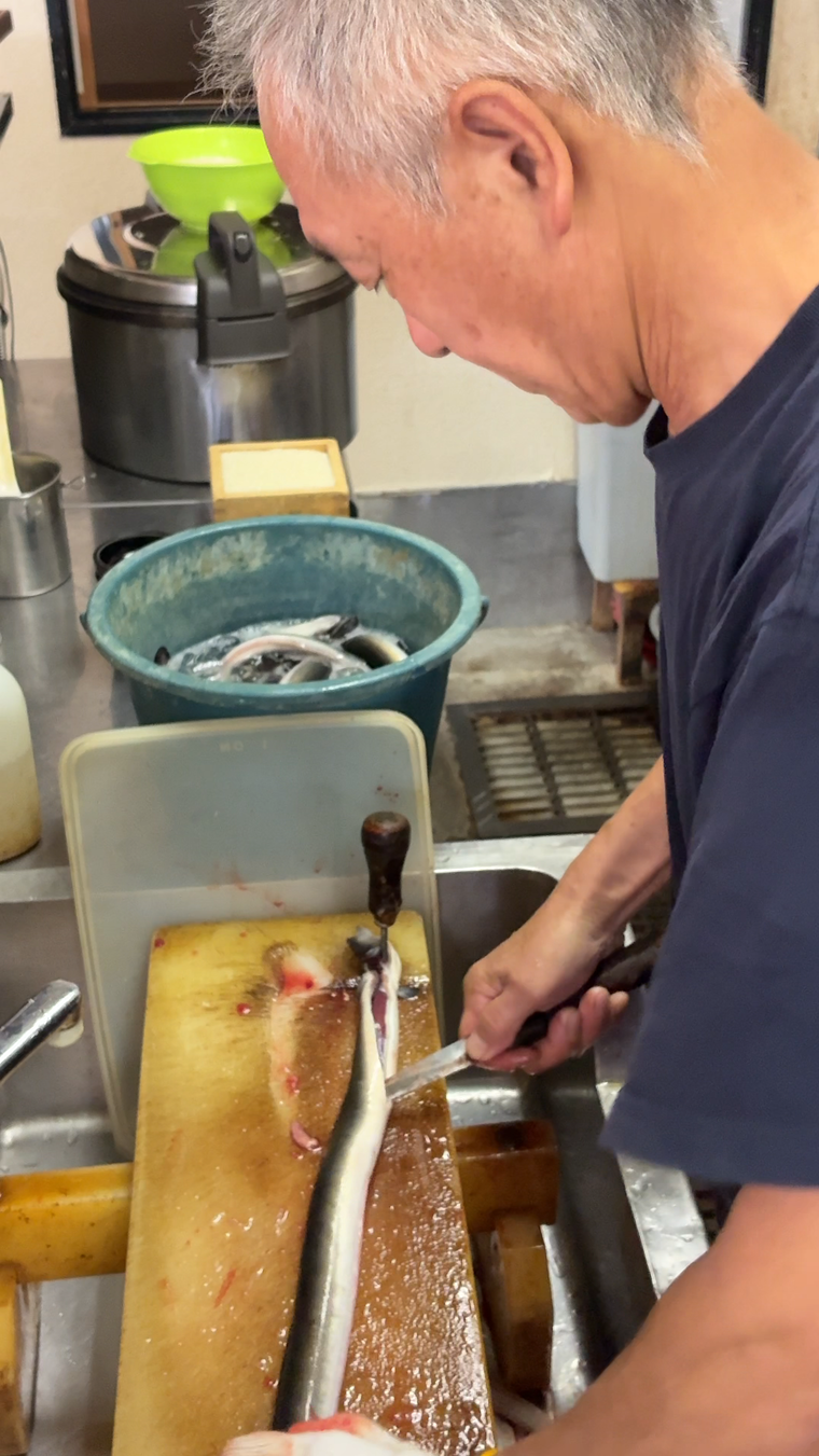 うなぎを捌く山本さん