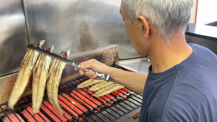 うなぎを焼いている山本さん