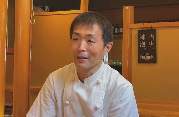 インタビューを受ける岩岡さん