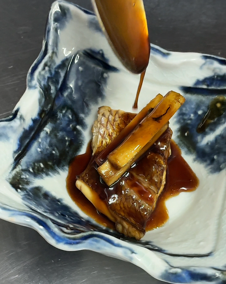 煮魚の盛り付けているシーン