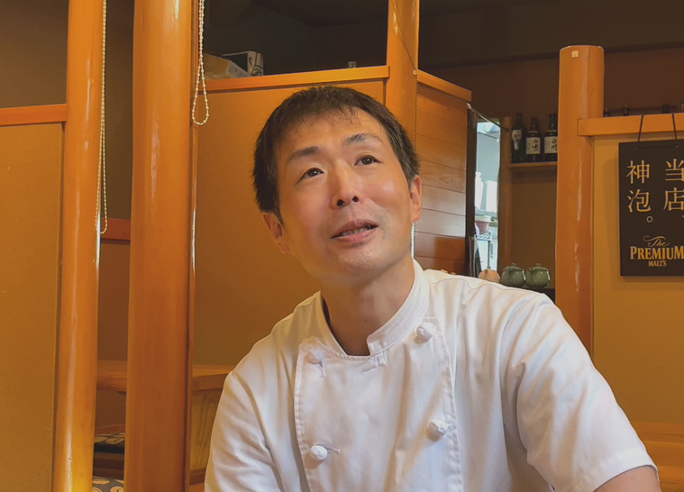 インタビューを受ける岩岡さん