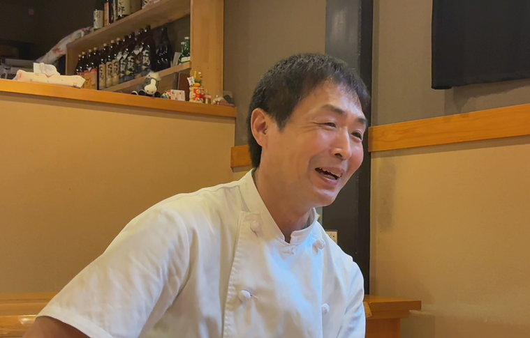 インタビューを受ける岩岡さん