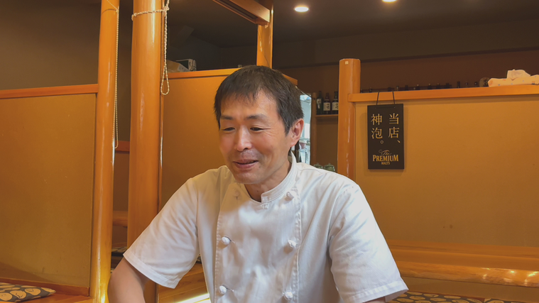 インタビューを受ける岩岡さん