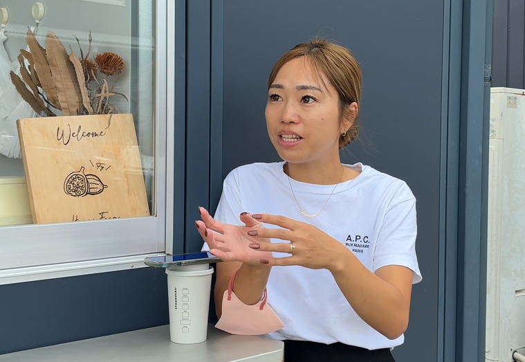 インタビューを受ける花井さん