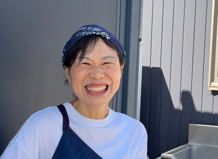 インタビューを受ける花井さん