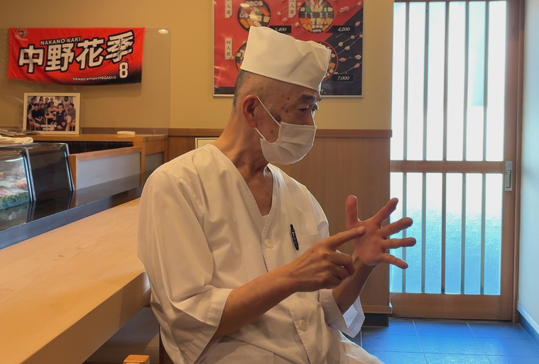 インタビューを受ける吉田さん