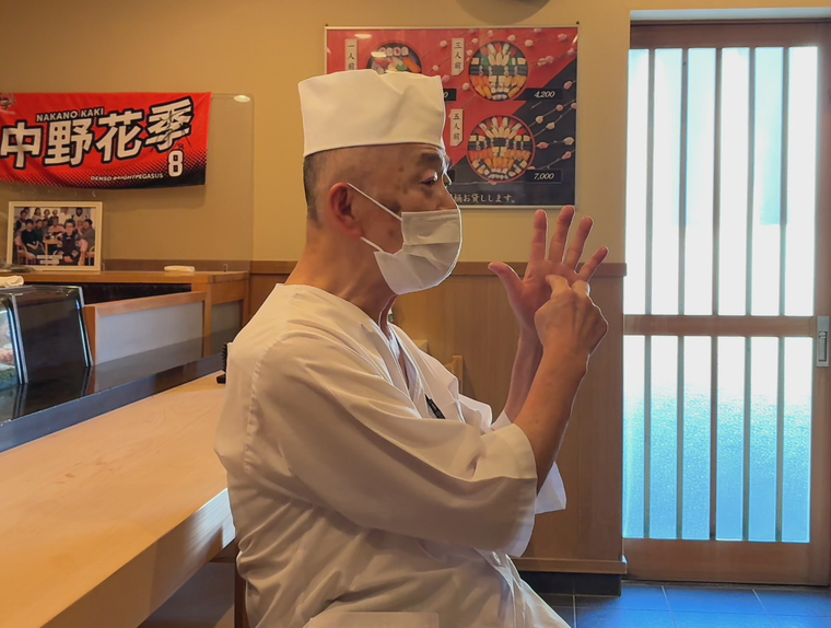 インタビューを受ける吉田さん