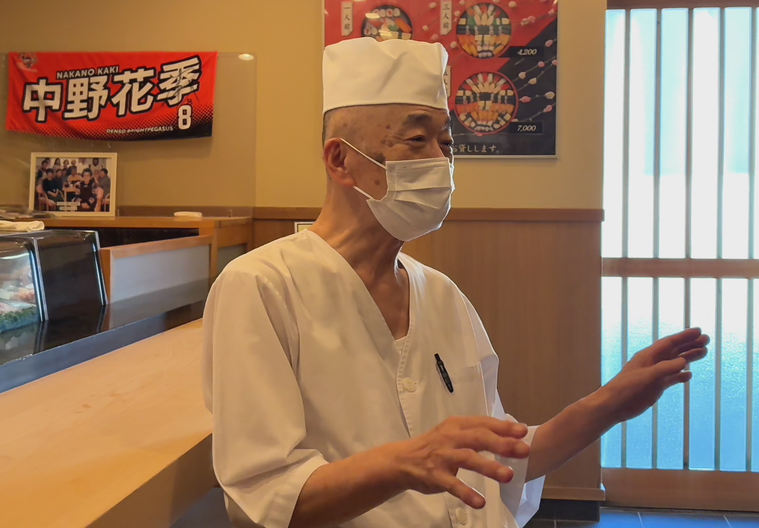 インタビューを受ける吉田さん