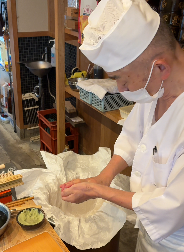 寿司を握る吉田さん