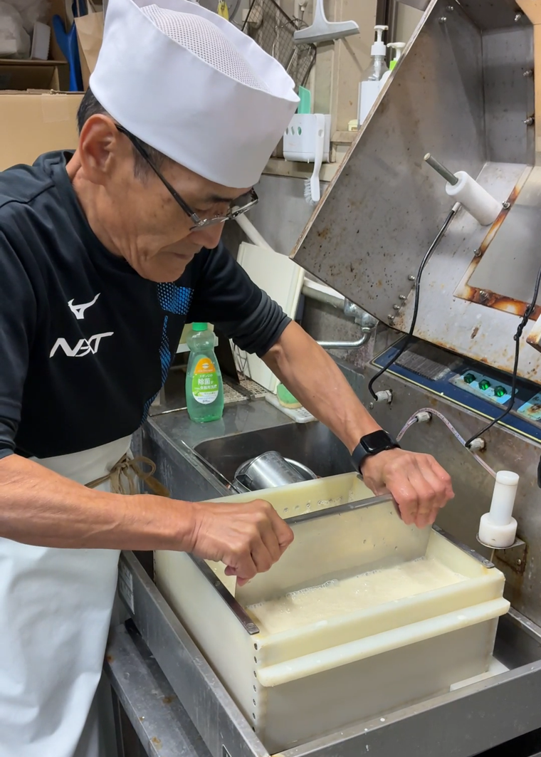 豆腐作りをしている店主