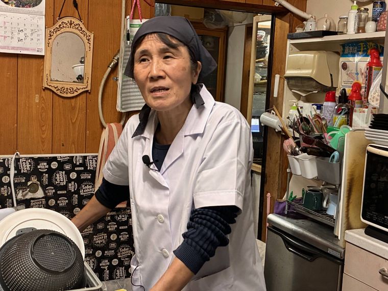 インタビューを受ける谷口好子さん