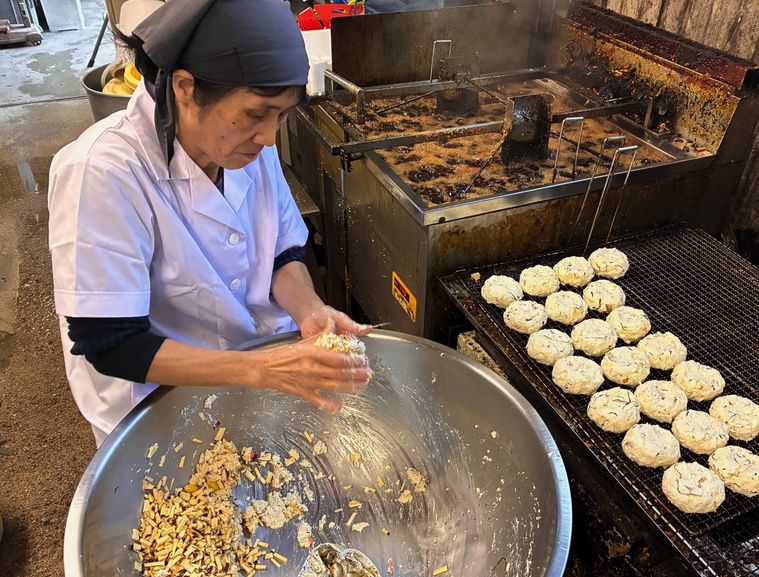 ひりょうずを揚げる好子さん