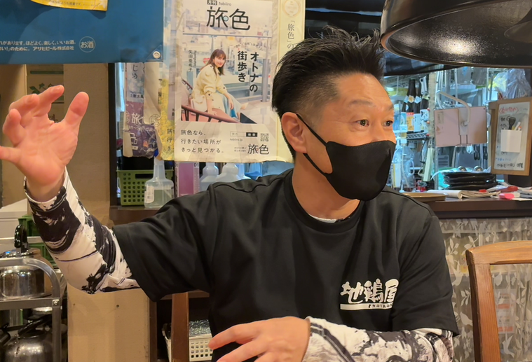 インタビューを受ける粂谷さん