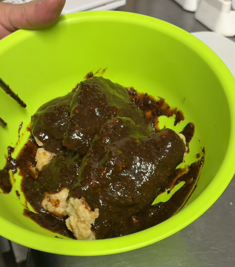 唐揚げに黒味噌を絡めている