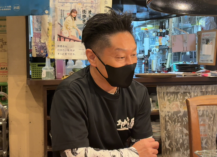 インタビューを受ける粂谷さん