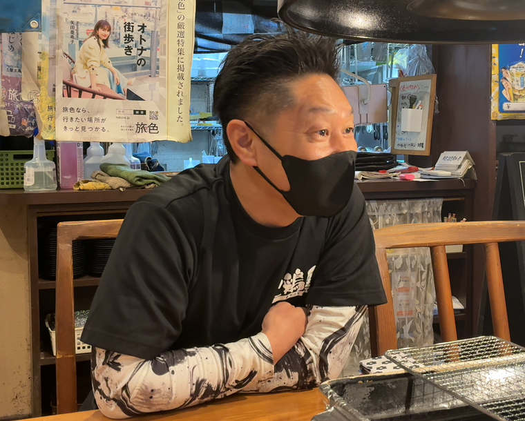 インタビューを受ける粂谷さん