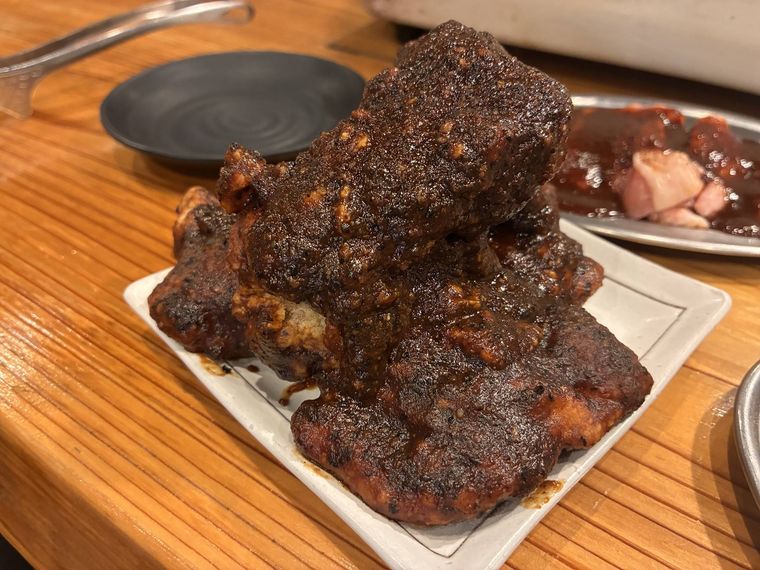 こぶし大ほどの大きな唐揚げに黒味噌のタレが絡めてある