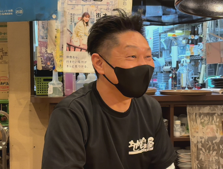 インタビューを受ける粂谷さん