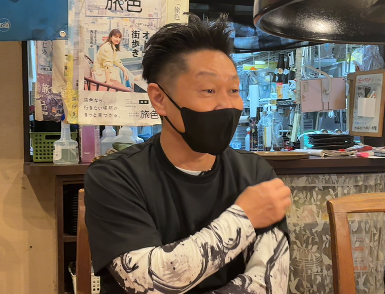 インタビューを受ける粂谷さん