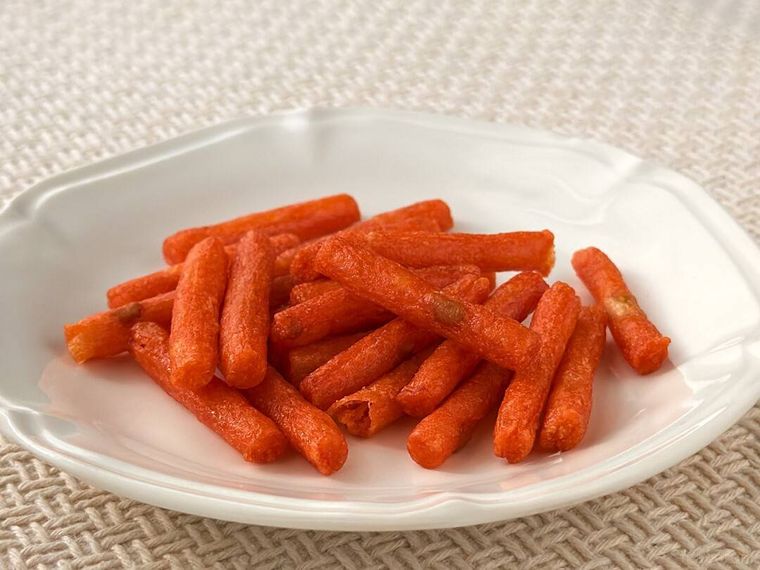 じゃがりこ辛いやつ ブルダック味が皿に盛り付けられている様子