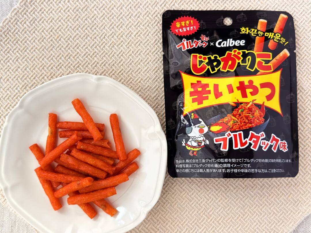 じゃがりこ辛いやつ」シリーズの新フレーバー “ブルダック味” を先行