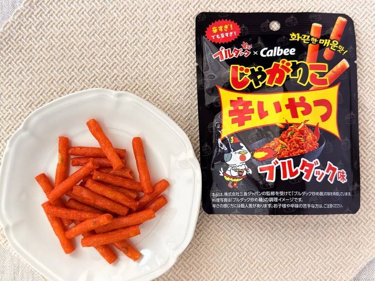 白皿に盛り付けられたじゃがりこ辛いやつ ブルダック味とパッケージが並んでいる様子