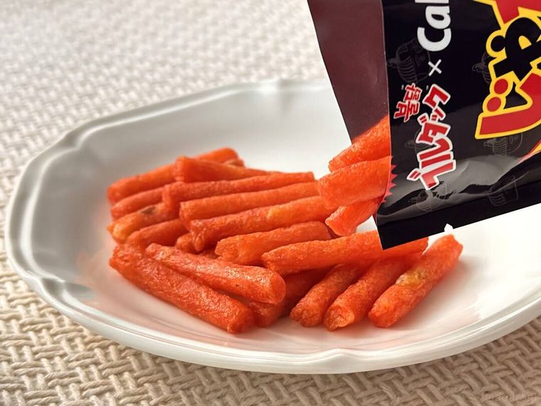 じゃがりこ辛いやつ ブルダック味のパッケージから取り出している様子