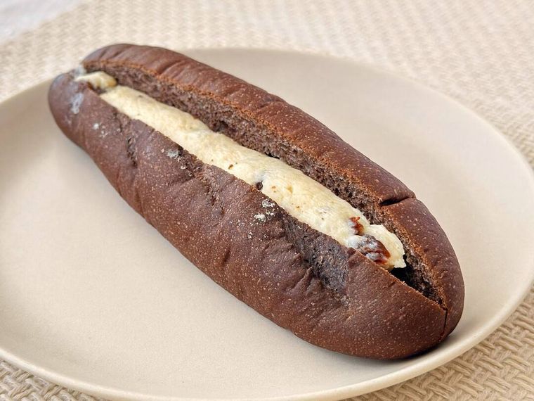  皿に盛り付けられたファミリーマートのラムレーズンフェアのラムレーズンショコラフランス