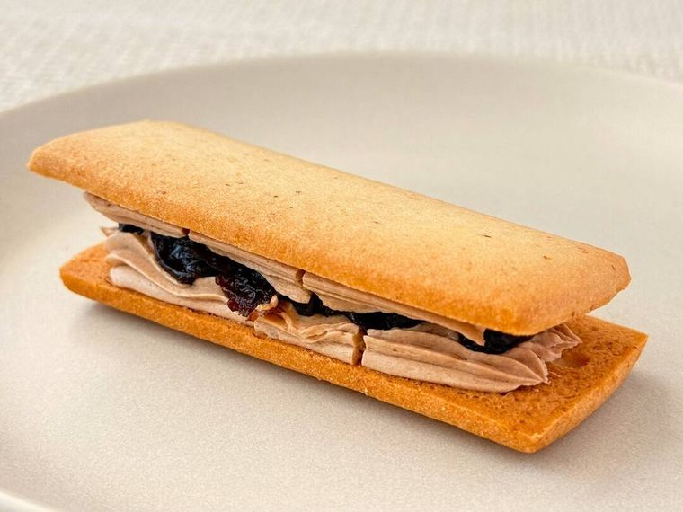 皿に盛り付けられたファミリーマートのラムレーズンフェアの toroa監修 トロバタレーズンサンド