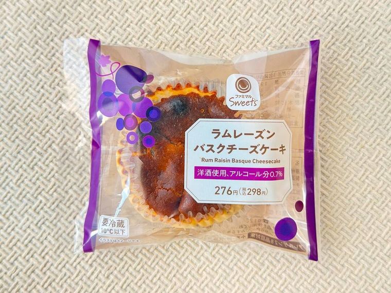 ファミリーマートのラムレーズンフェアのラムレーズンバスクチーズケーキのパッケージ