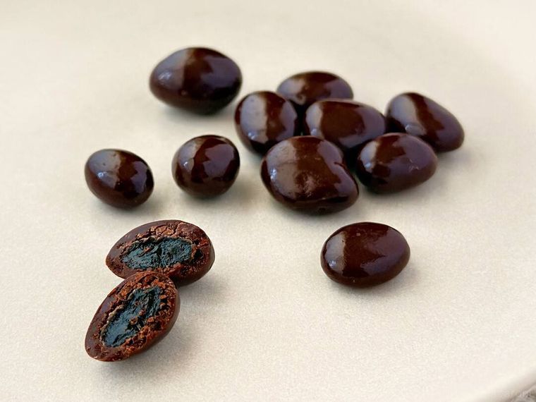 皿に盛り付けられたファミリーマートのラムレーズンフェアのラムレーズンチョコ