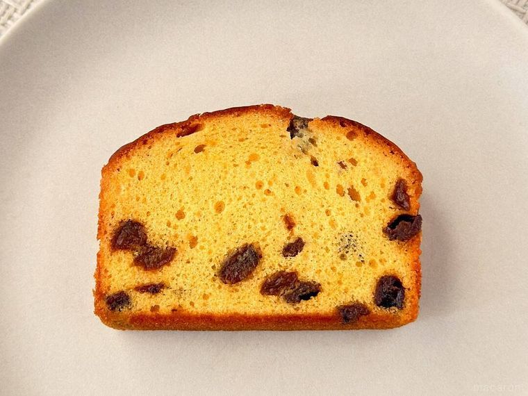 皿に盛り付けられたファミリーマートのラムレーズンフェアのラムレーズンパウンドケーキ