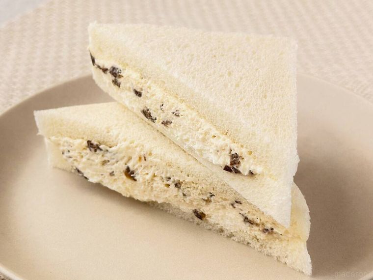 皿に盛り付けられたファミリーマートのラムレーズンフェアのラムレーズンホイップサンド