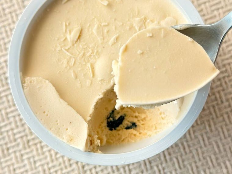 ファミリーマートのラムレーズンフェアのたっぷりラムレーズンをスプーンで持っている様子