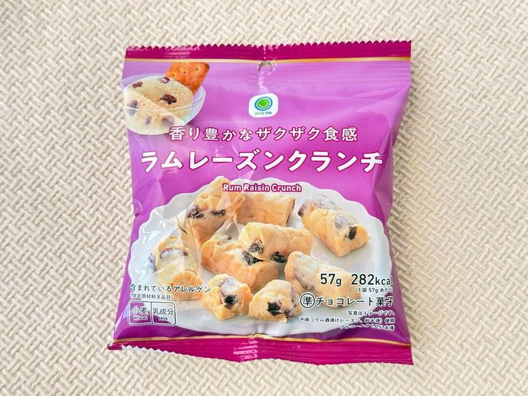 ファミリーマートのラムレーズンフェアのラムレーズンクランチのパッケージ