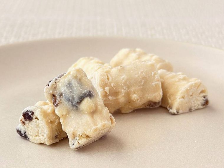 皿に盛り付けられたファミリーマートのラムレーズンフェアのラムレーズンクランチ