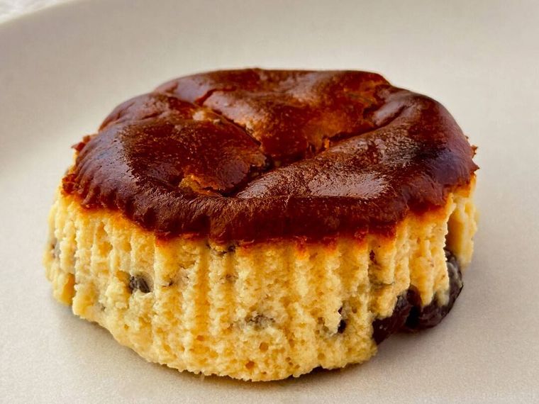 皿に盛り付けられたファミリーマートのラムレーズンフェアのラムレーズンバスクチーズケーキ