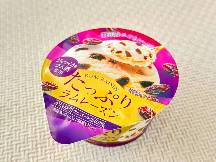 ファミリーマートのラムレーズンフェアのたっぷりラムレーズンパッケージ