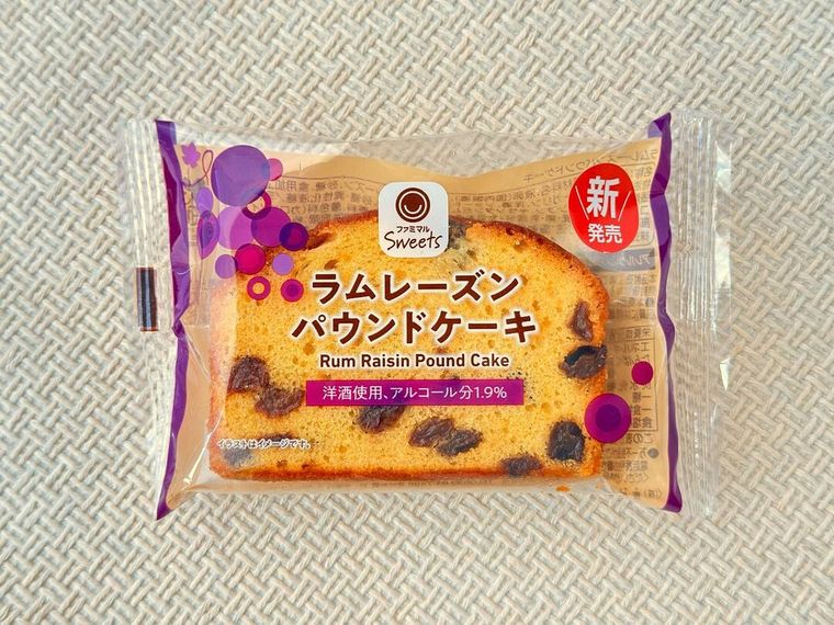 ファミリーマートのラムレーズンフェアのラムレーズンパウンドケーキのパッケージ