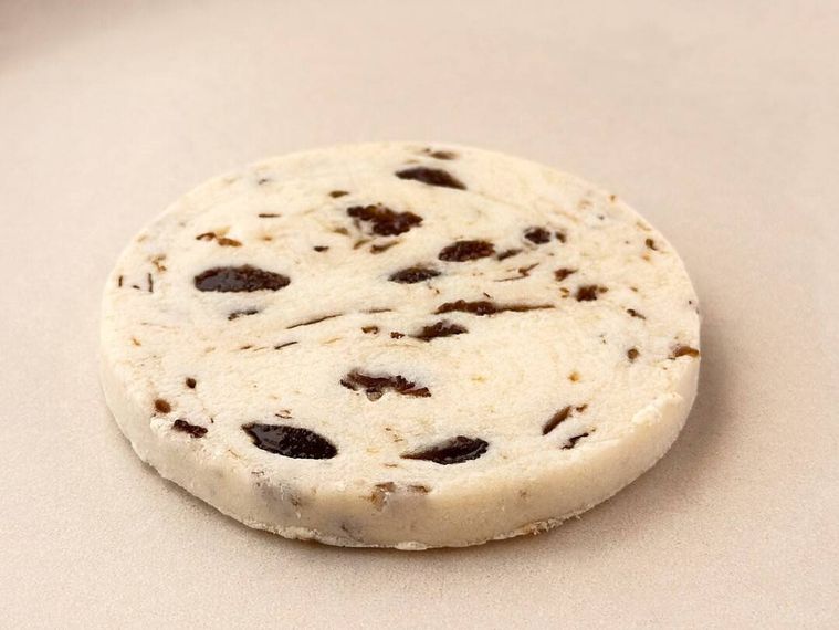 皿に盛り付けられたファミリーマートのラムレーズンフェアのとろけるラムレーズンクッキー