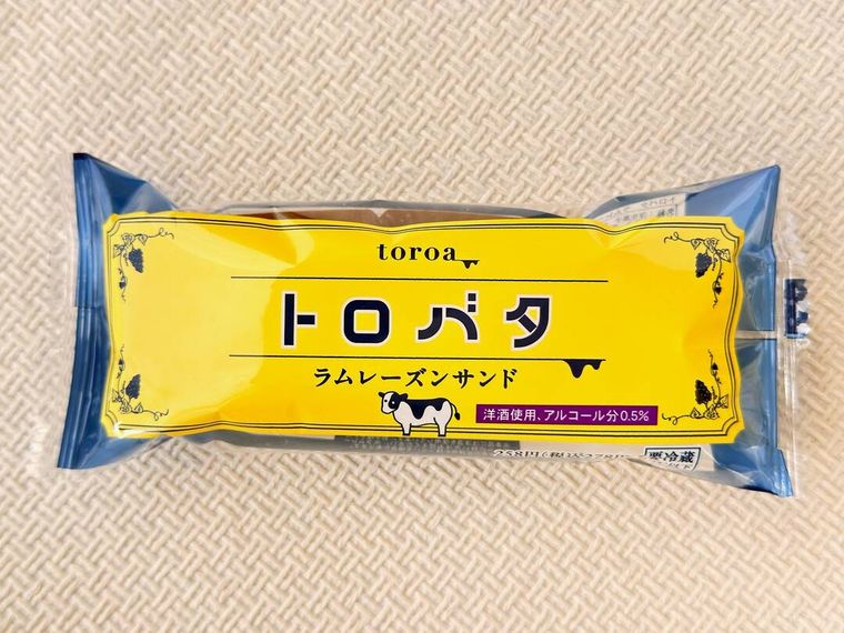 ファミリーマートのラムレーズンフェアの toroa監修 トロバタレーズンサンドのパッケージ
