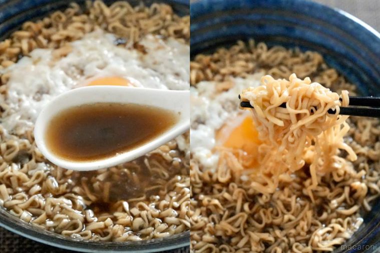 青いラーメン丼に入ったブラックな卵のせチキンラーメン