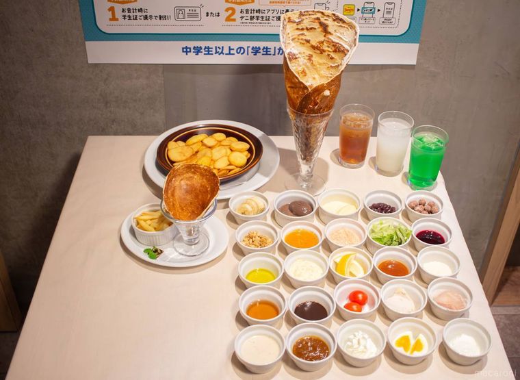 デニーズのクリスピークレープとミニクリスピークレープ、トッピング、ドリンク、放課後ポテトが並んでいる