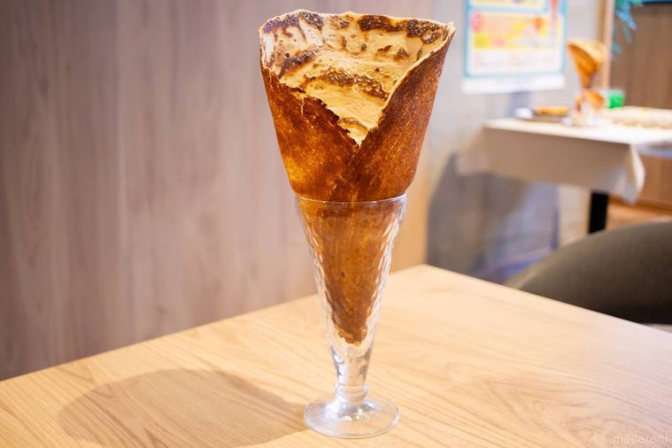 木製のテーブルに置かれたデニーズクリスピークレープ