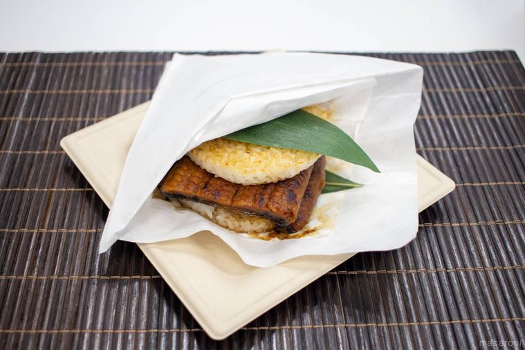 白いお皿にのったモスバーガー炭焼き 国産鰻重バーガー