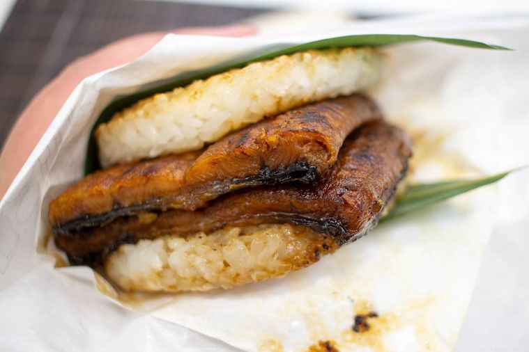 モスバーガー炭焼き 国産鰻重バーガーを手で持っている様子