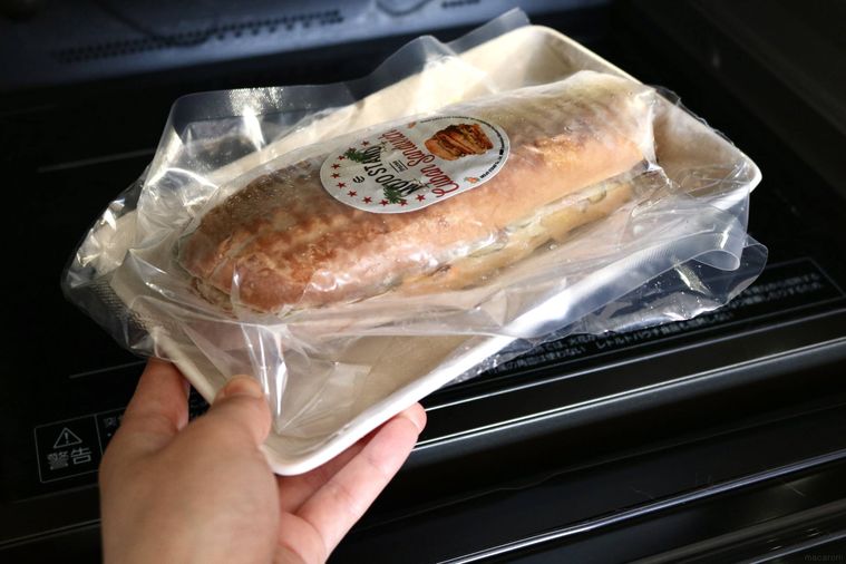 キューバサンドを電子レンジに入れている様子