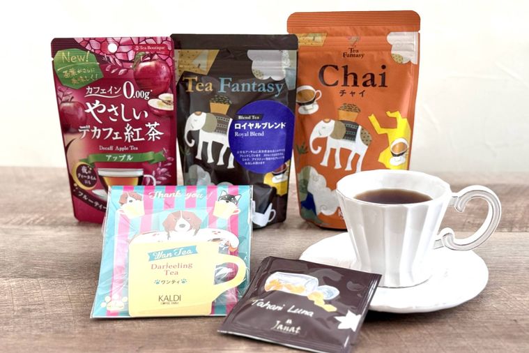 木のテーブルにカルディの紅茶と白いティーカップが置かれている